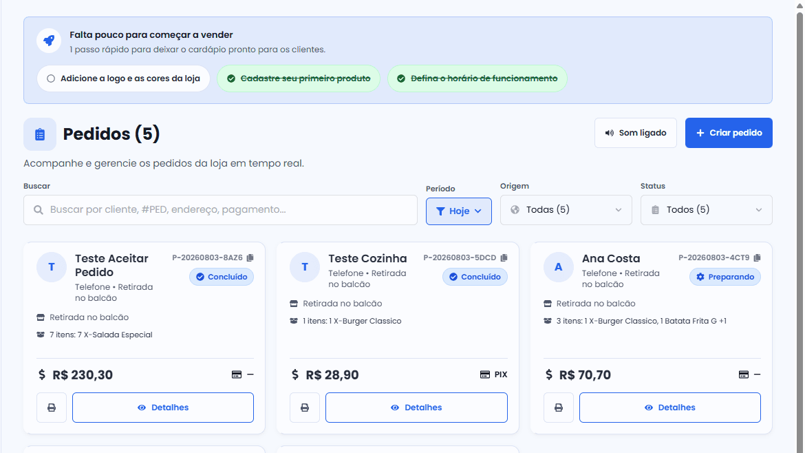 Tela de pedidos do MenuFasts, com cards de clientes, status e forma de pagamento